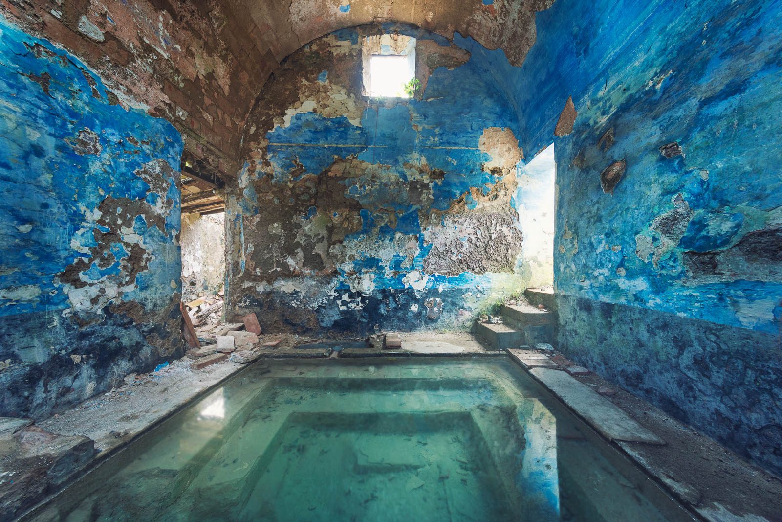 Blau getünchter Baderaum mit Wasserbecken, Toskana, Italien