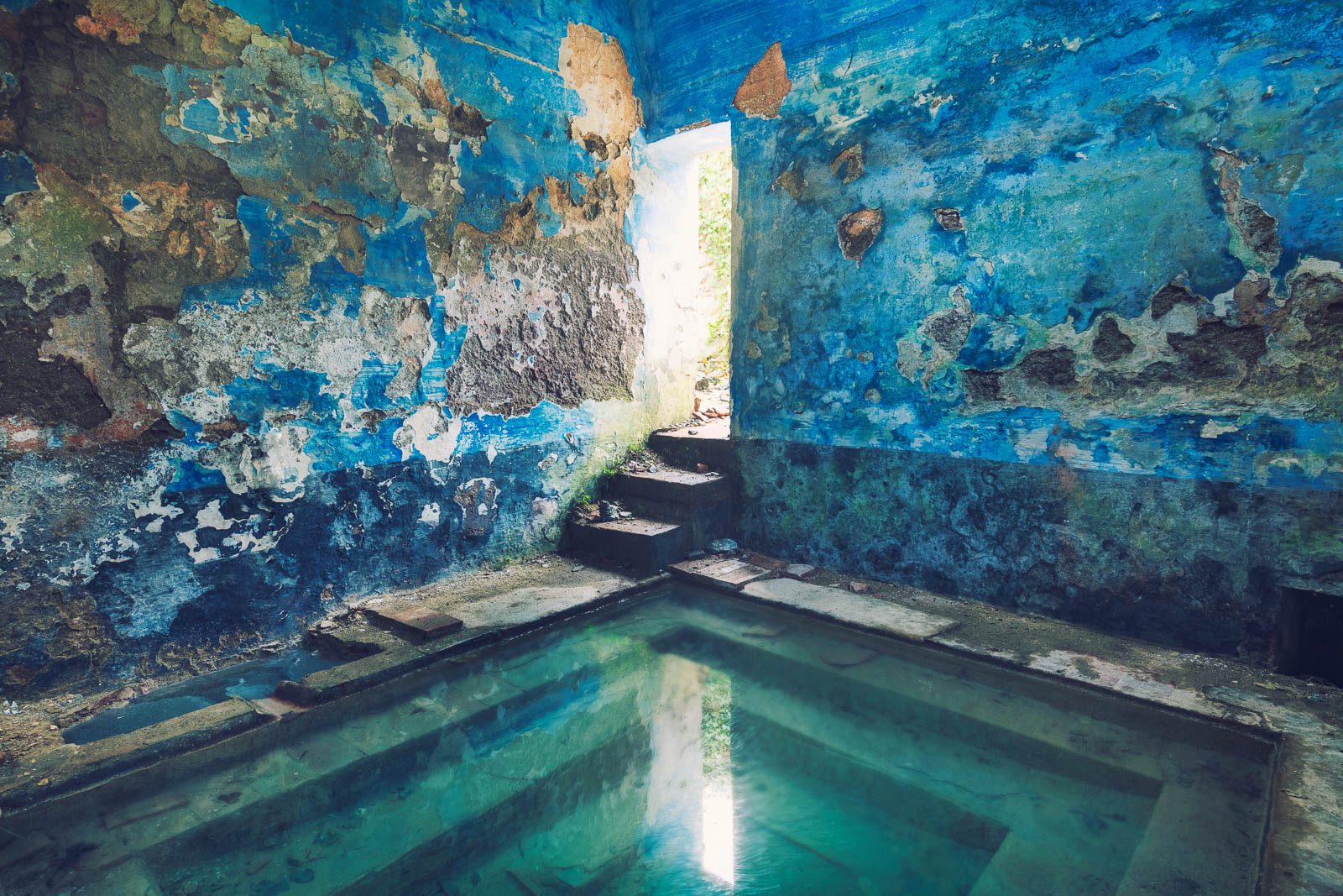 Blau getünchter Baderaum mit Wasserbecken, Toskana, Italien