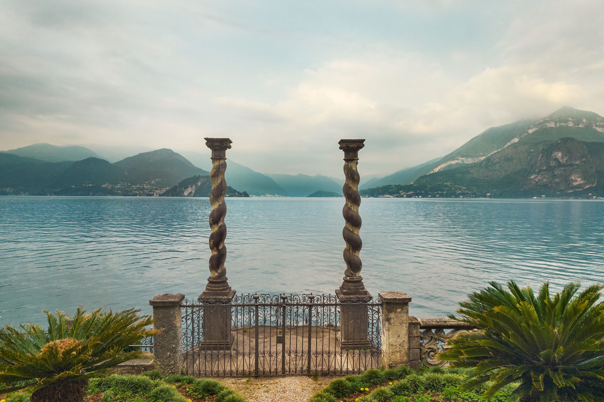 Zwei gedrehte Steinsäulen mit Toreingang am Comer See, Italien