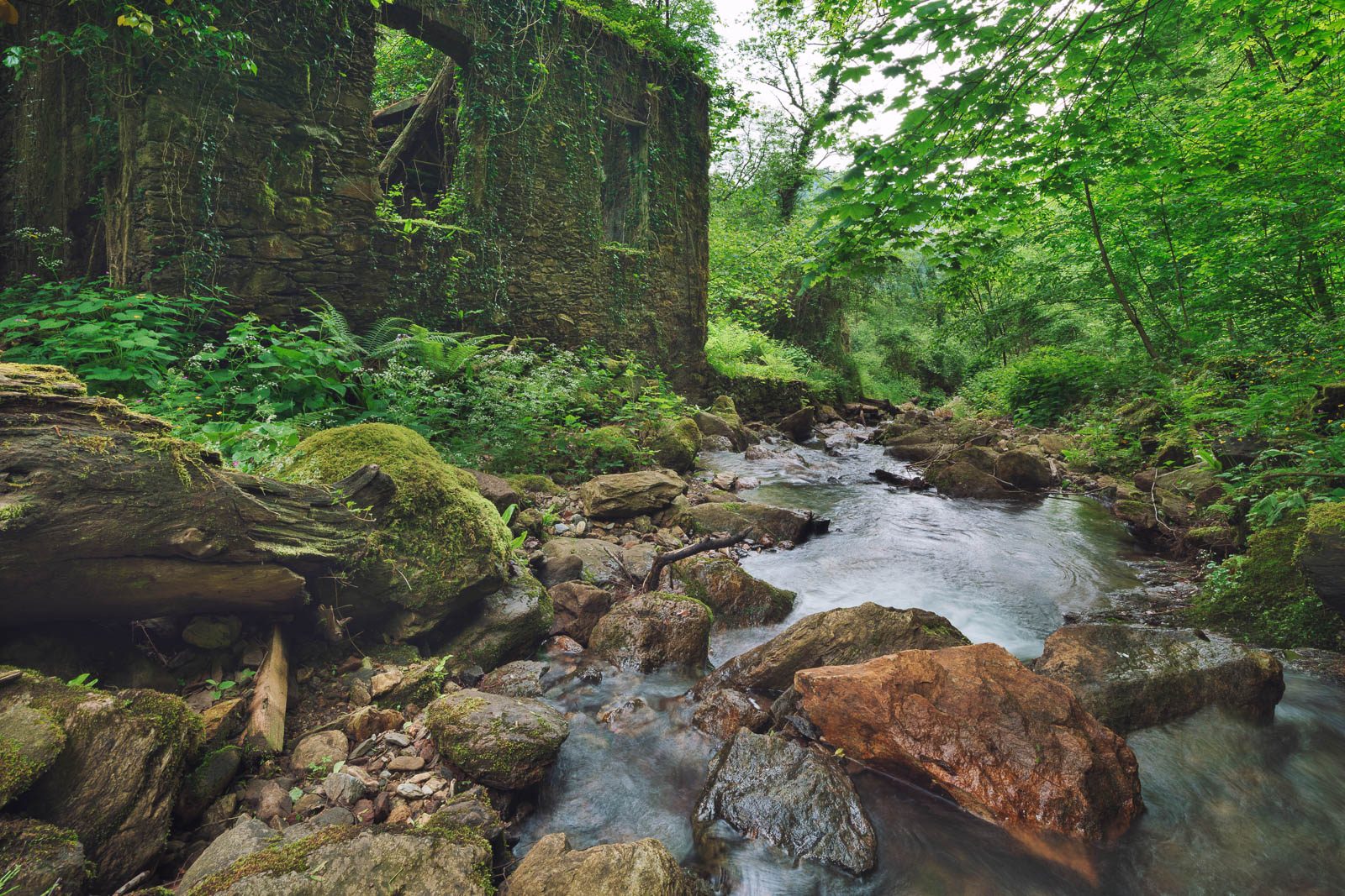Ruine im Mühlental an einem Bach, Toskana, Italien