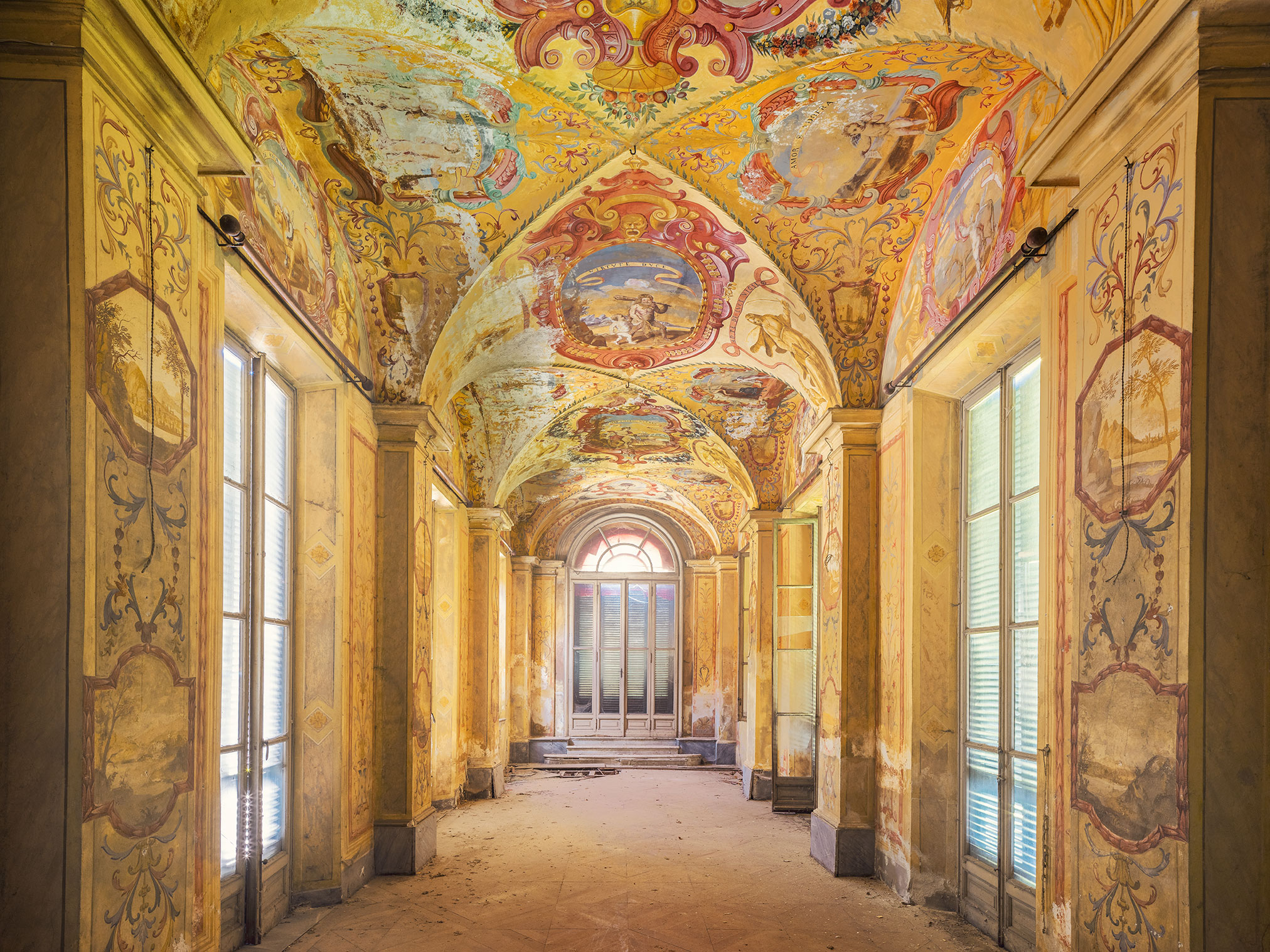 Goldener Flur in einer aufgegebenen Villa in Piemonte, Italien