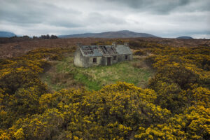 Verfallenes Cottage in der Landschaft im Nordwesten Irlands