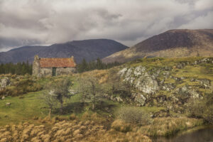 Altes Cottage in der Berglandschaft von Irland