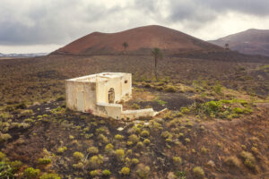 Vergessenes Haus in den Weinbergen auf Lanzarote