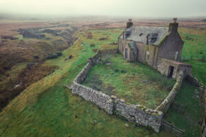 Verlassenes Haus in den schottischen Highlands im Frühnebel, Schottland