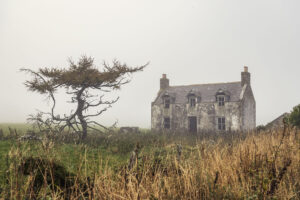 Verlassenes Haus in den schottischen Highlands im Frühnebel, Schottland