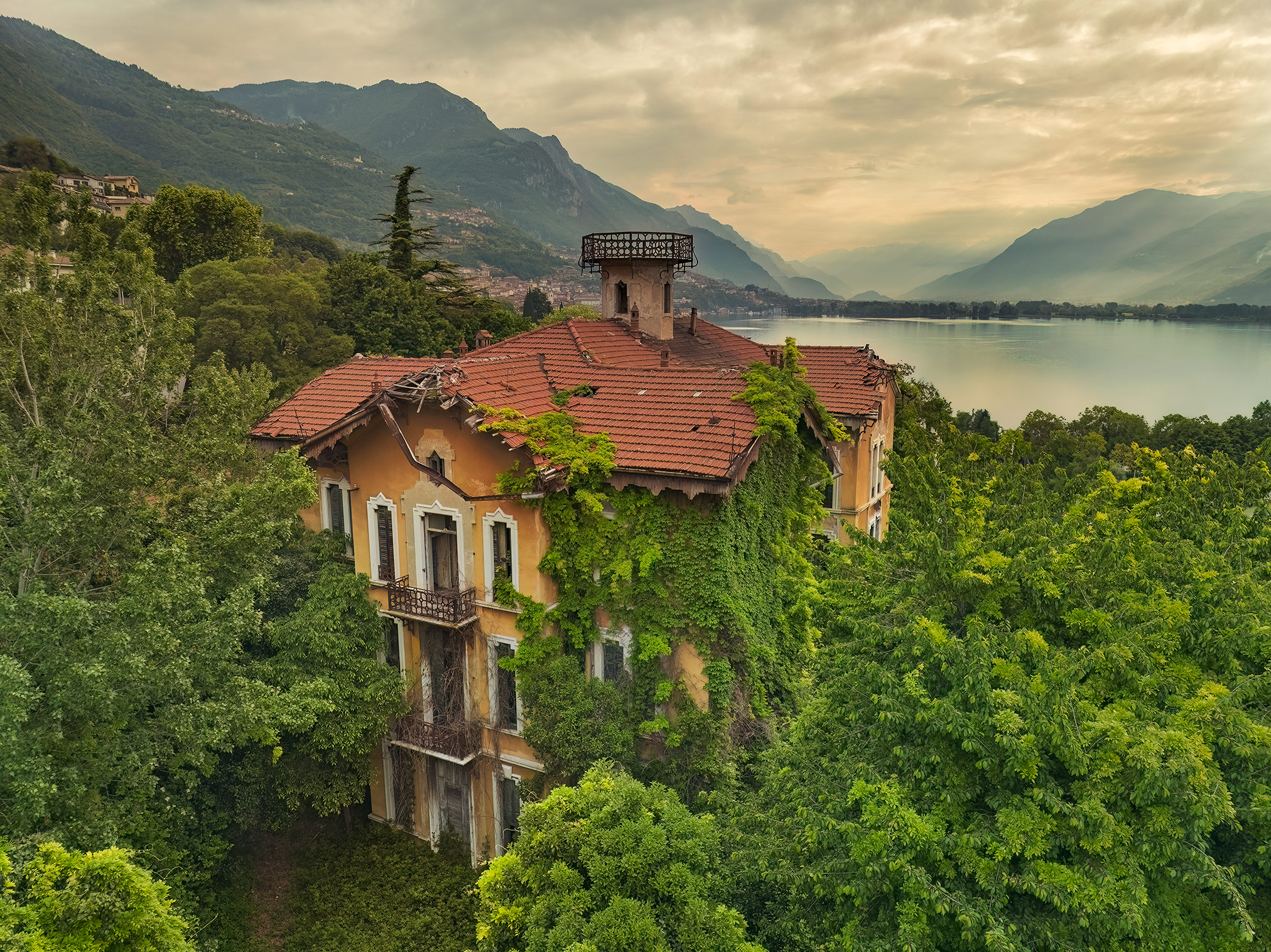 Morgenstimmung an einer verlassenen Villa am Lago di Iseo, Italien