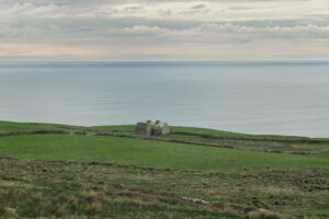 Einsames Haus an der Steilküste am Wild Atlantic Way, Irland