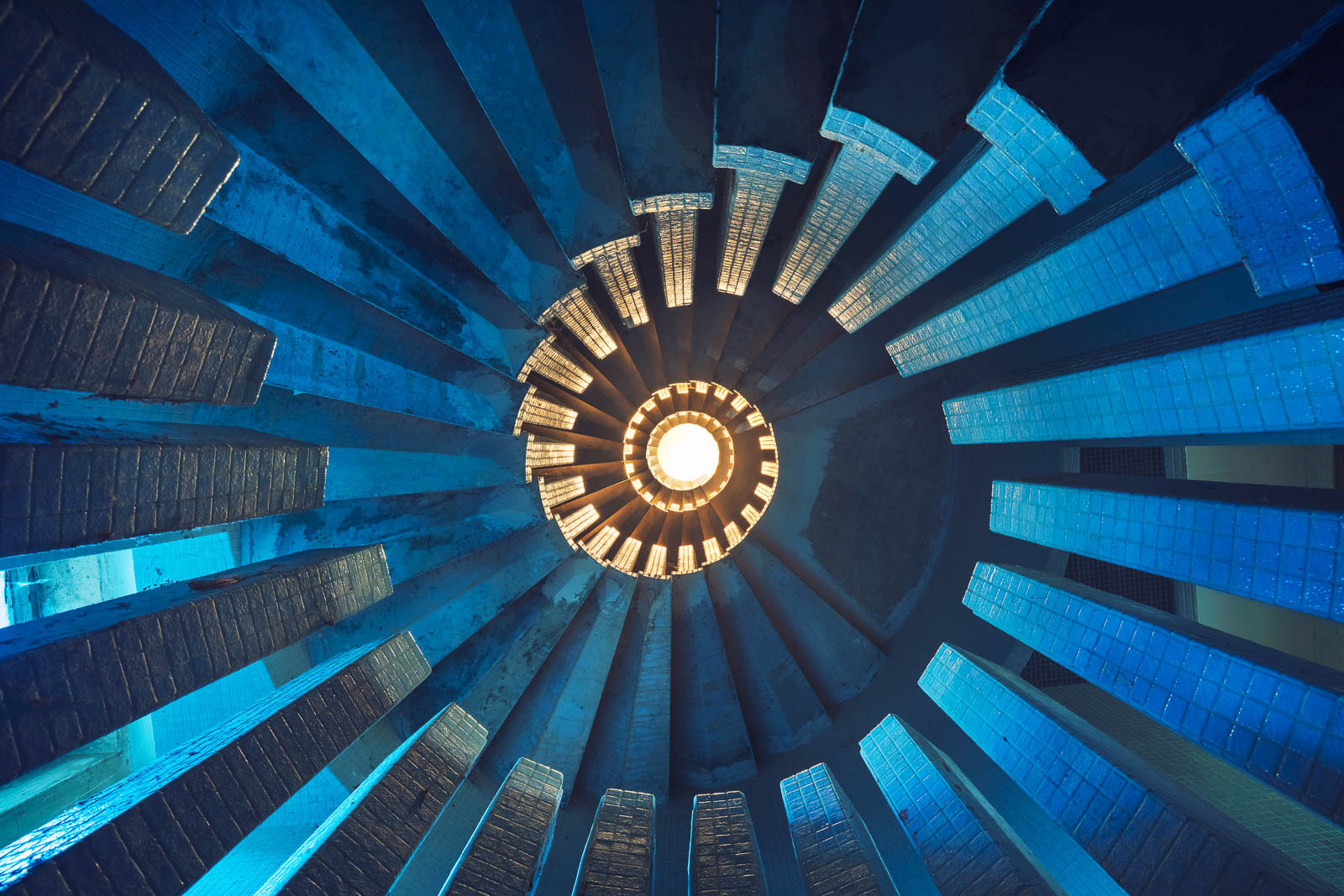 Wendeltreppe in einem vergessenen Château in Frankreich