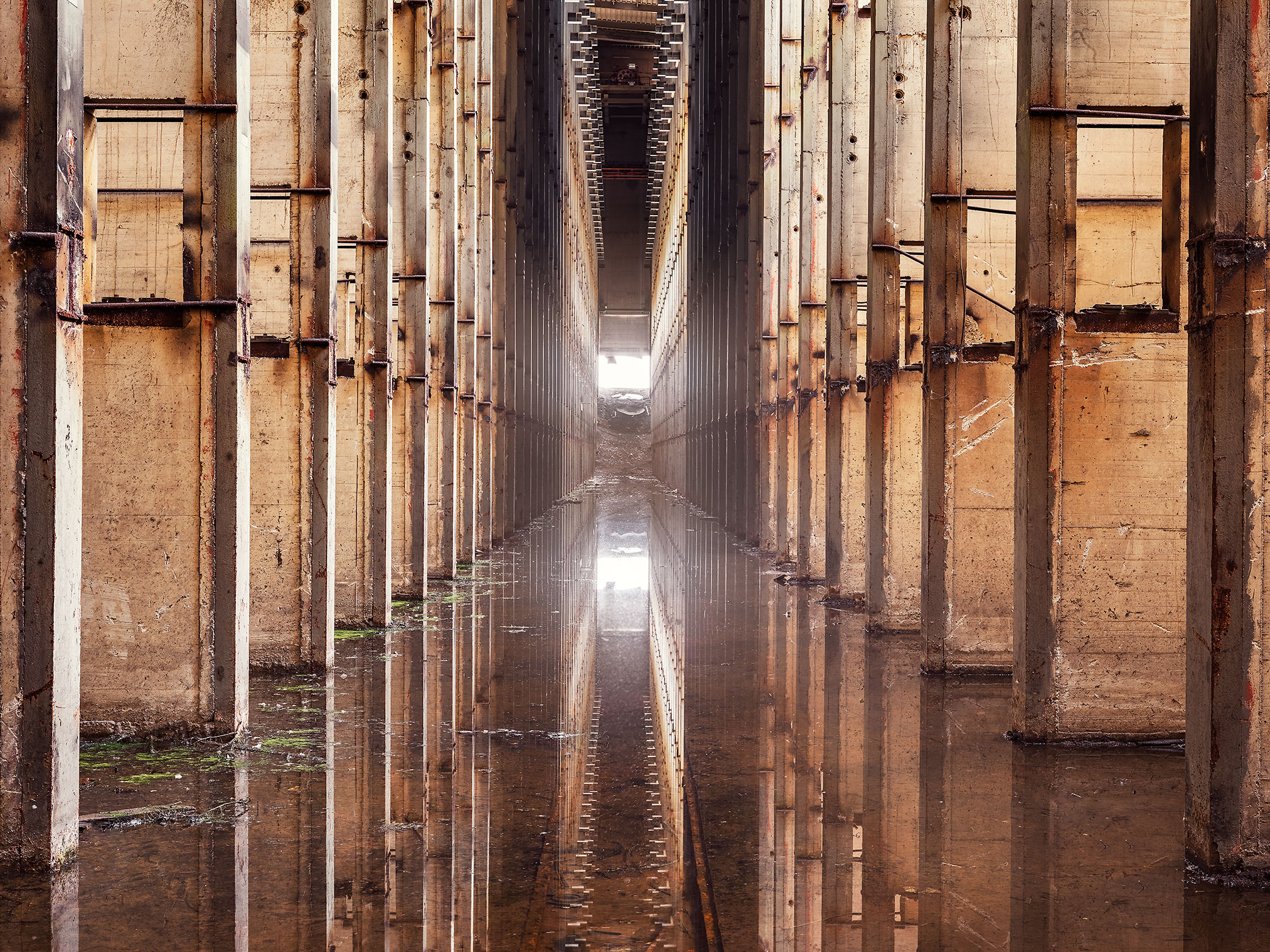 Überflutete Halle einer Industrieruine in Belgien